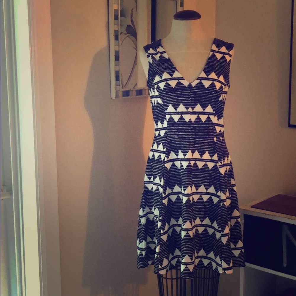 H&M Double-V Midi Sleeveless Print Stretch Dress